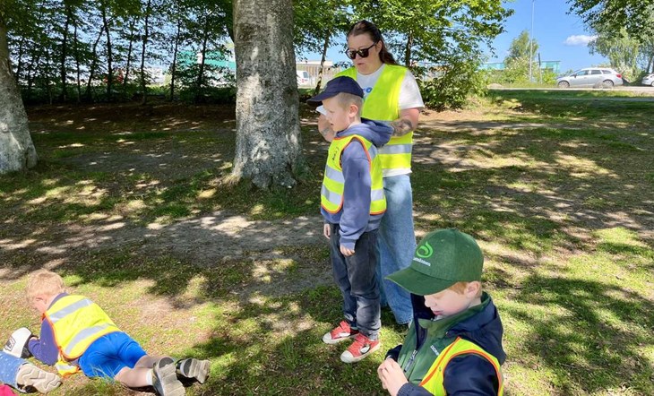 Johanna Davidsson är förskolepedagog på Grävlingens förskola. Under dagarna på Osbeck handlar det mest om övervakning, och att hjälpa till om en reflexväst hamnat snett, till exempel. Foto: Johan Jönsson