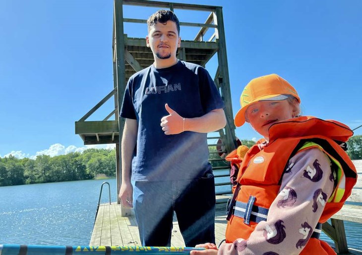 Zinar Tasar på barn- och fritidsprogrammet berättar att torsdagarna med Grävlingens förskolebarn är lärorika och roliga, både för barnen och ungdomarna. Foto: Johan Jönsson