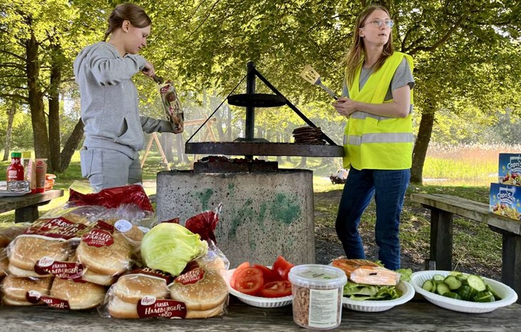 Lunchen bjöd på grillade hamburgare. Foto: Johan Jönsson