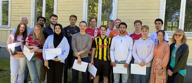 Elever och lärare i kursen entreprenörskap firade avslutningen på Ekebacken med näringslivsfrukost och diplomutdelning. Foto: Carina Nilsson