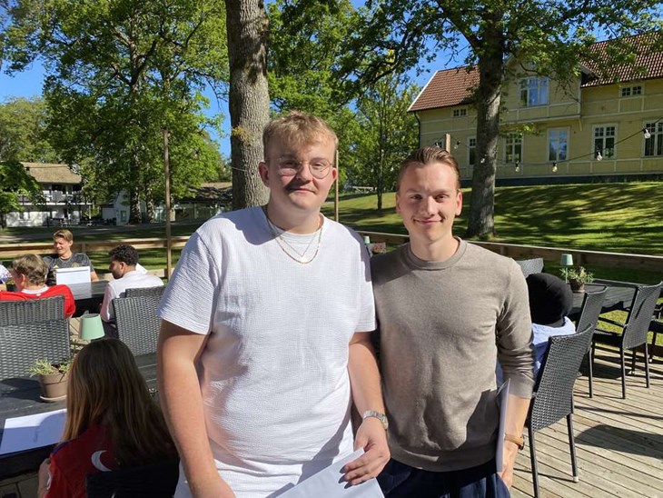 Daniel Johansson och Ludwieg Kral skapade Trelyft UF tillsammans med Linus Cronvall. Killarna rensade förråd och fixade folks trädgårdar. Foto: Carina Nilsson 