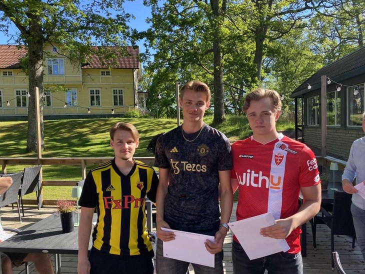 Oskar Davidsson, Theo Svensson och Vilmer Cullin startade RE-PALL UF. De använde gamla träpallar för att skapa nya pallkragar, odlingslådor och utesoffor bland annat. Foto: Carina Nilsson