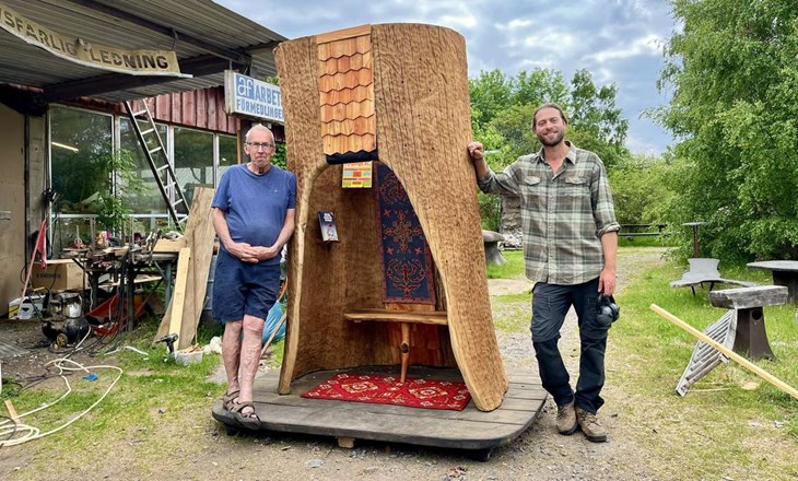 Anders Ölund och Samuel Nilsson vid utomhusbiblioteket. Nu ska bara halmtaket på. Foto: Johan Jönsson