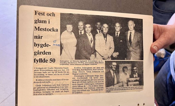 Tidningsklipp från Mestocka bygdegårds 50-årsjubileum. Laholmskändisar i Erik och Asta Berg bland annat. Foto: Johan Jönsson
