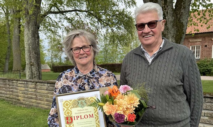 Veinge Hembygdsförening har mottagit stipendium i Folke Willstrands donationsfond. Kerstin O. Petersson och Gert Bengtsson tog emot stipendiet tidigare i vår. Foto: Leon Johansson/Hushållningssällskapet