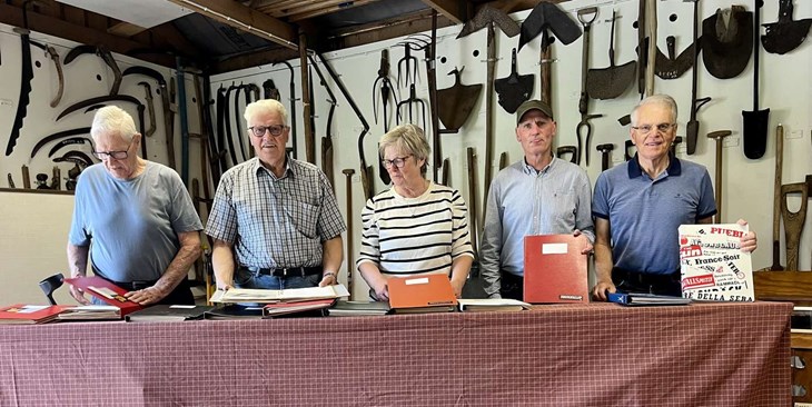 Rolf Larsson, Gert Bengtsson, Kerstin O. Petersson, Martin Larsson och Per-Gunnar Andersson i Veinge hembygdsförening. Foto: Johan Jönsson
