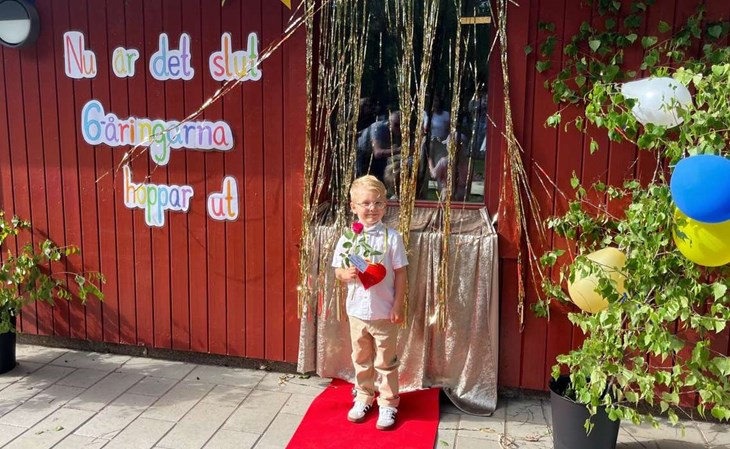 Milo Langheden poserade utanför fönstret. Stolt över att ha tagit förskolestudenten.  Foto: Josefine Ingvarsson