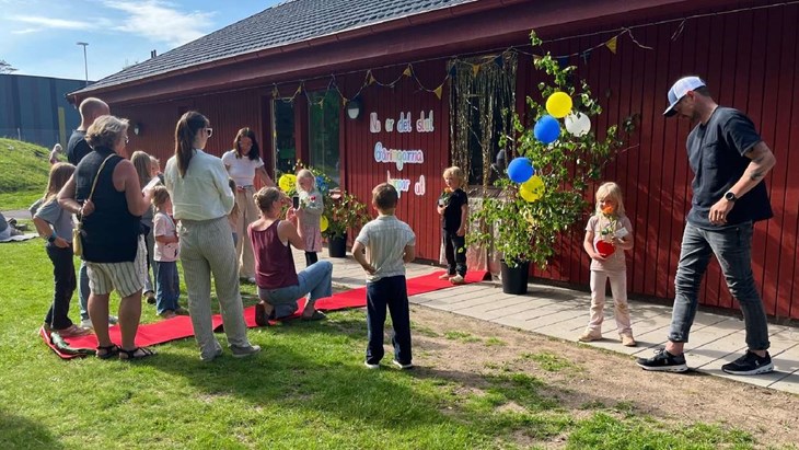 Röda mattan och fönstret var en bra fotovägg för alla föräldrar att ta bilder på sina barn när ceremonin var över. Foto: Josefine Ingvarsson