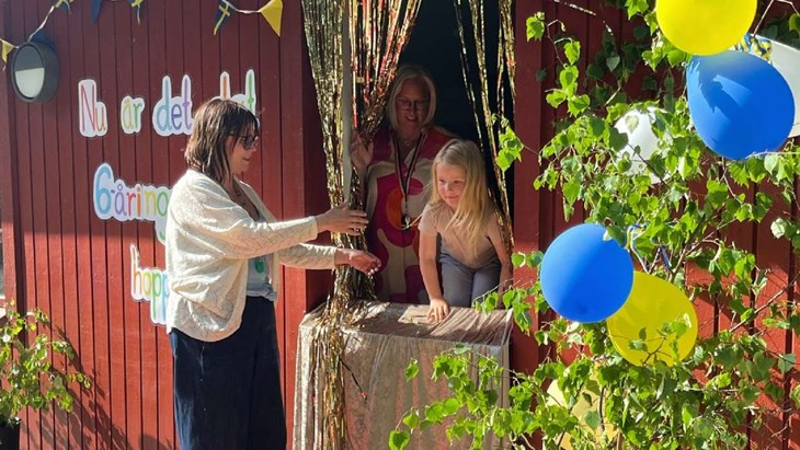 Cornelia tittade ut lite extra för att kolla in vad som hände utanför fönstret, där Linda Huttunen stod för att ta emot. Foto: Josefine Ingvarsson.