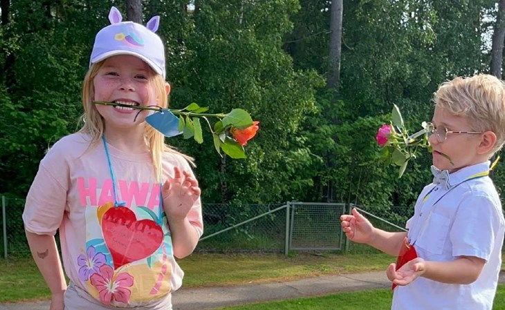 Fanny tyckte det var en jätterolig avslutning av förskoletiden och spexade till det med att sätta rosen i munnen. Foto: Josefine Ingvarsson