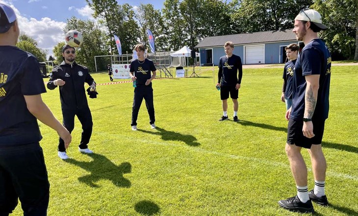 Funktionärerna hann också med lite jox med trasan. Foto: Johan Jönsson