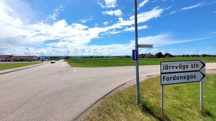 Precis vid infarten till järnvägsstationen i Laholm var det tänkt att nya Willys-butiken skulle ligga. Hur det blir med den saken är fortfarande oklart efter att Mark- och miljödomstolen upphävt kommunens detaljplan. Foto: Rickard Gustafsson