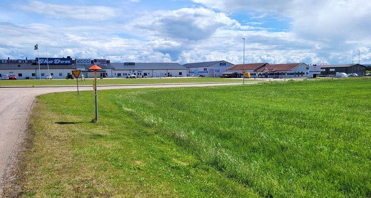 På den här åkerplätten vid korsningen Industrigatan/Kullsgårdsvägen planerar Willys för en ny stormarknad. Foto: Rickard Gustafsson