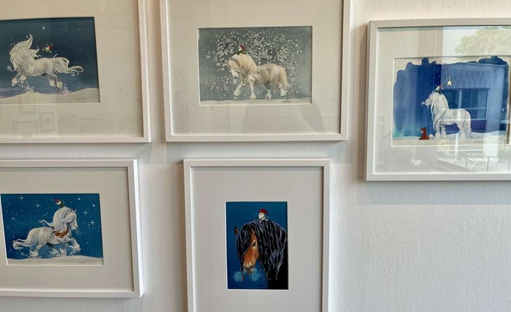 Inför varje jul gör Lena en hästbild som trycks i begränsad och signerad upplaga. Foto: Johan Jönsson