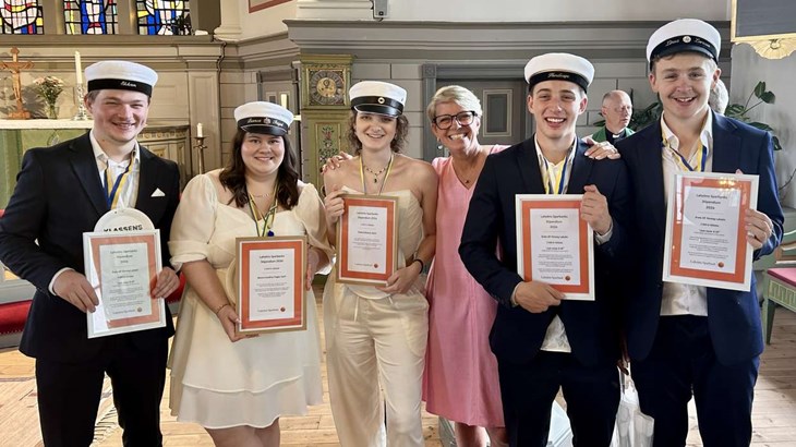 Erik Jönsson, Charlie Nilsson och Linus Larsson hade årets UF-företag. Bianca-Iozefina Faigal och Zasha Eriksson blev årets stipendiater i årskurs tre. Studenterna fick sina diplom i kyrkan på studentdagen av bankens Katrine Bergström. Foto: Privat
