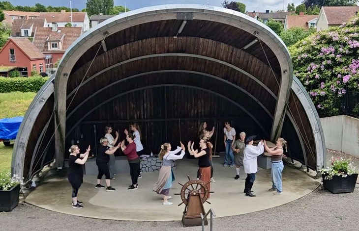 Scenen i Laholms Stadspark ska utnyttjas mer och det är en del i Teaterrepets uppdrag som förening. En perfekt spelplats, så länge vädret är bra. Foto: Teaterrepet