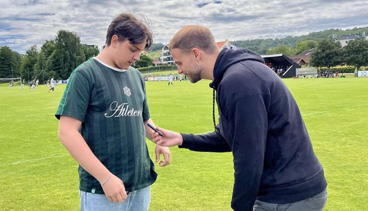 Gustav Lundgren var eftertraktad bland autografjägarna i Båstad. Foto: Johan Jönsson