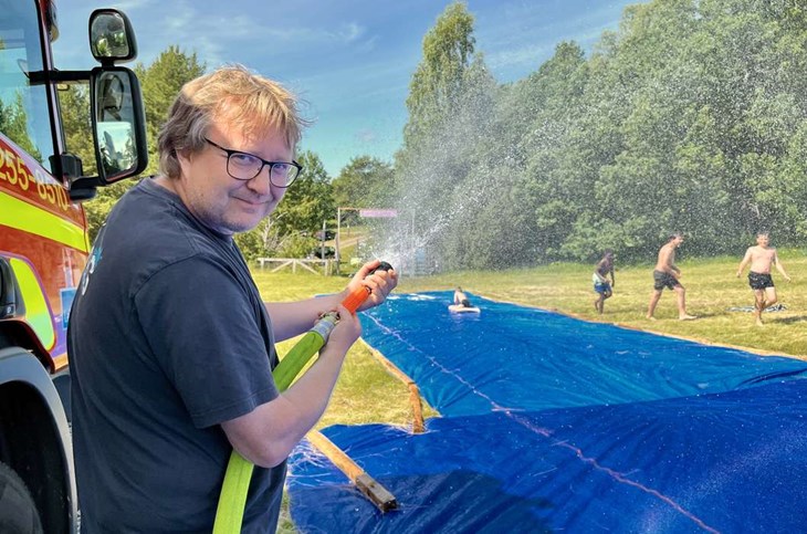 Fritidsledare Patrik Ekström preppar vattensliden. Foto: Johan Jönsson