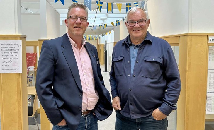 Utbildningschef Ulf Nilsson och utbildningsnämndens ordförande Åke Hantoft (C) är glada över att kommunens elever höjt sig. Men de är noggranna med att poängtera att arbetet görs ute på skolorna. Foto: Johan Jönsson