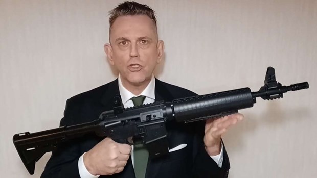 L-politikern poserar med vapen: L-politikern poserar med vapen: