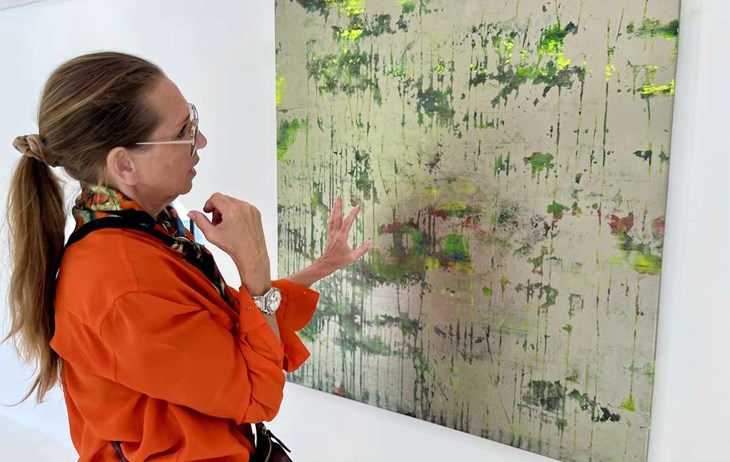 Maria Boström berättar hur hon jobbar och att detta verk går att se "bakifrån". Foto: Johan Jönsson