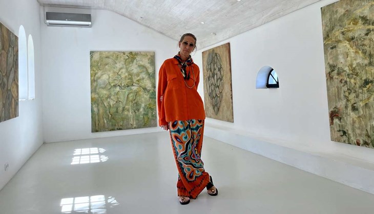 Maria Boström gillar slottsgalleriet i Skottorp. Det är en kontrast mot den stora utställmningen hon gjorde med samma tema i Rom. Foto: Johan Jönsson