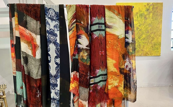 Den som vill kan köpa med sig en scarf med Maria Boström-motiv från shoppen på slottsgalleriet. Foto: Johan Jönsson