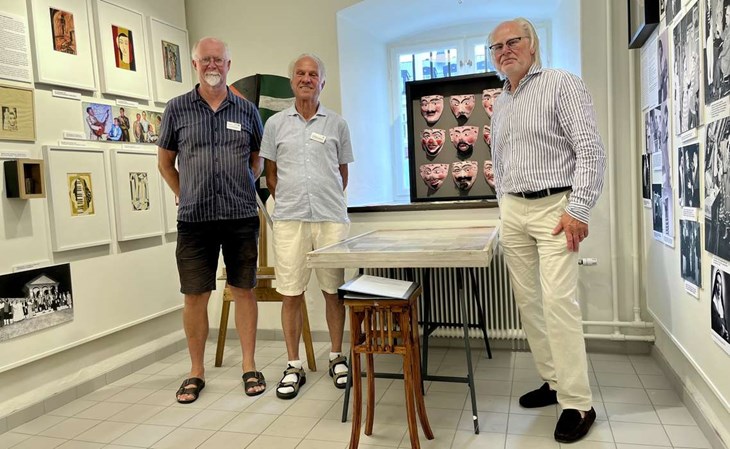 Kent-Ove Bengtsson och Christer Jonsson från Gamla Laholm och Peter Göransson, som är son till Alf och själv medverkat i Lagaholmsspelen. Foto: Johan Jönsson