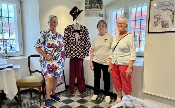 Marie Thorén, Åsa Hansson och Gun Jacobsson från Laholms sommarspel vid Johannes Brost kostym från Gnistan. Foto: Johan Jönsson