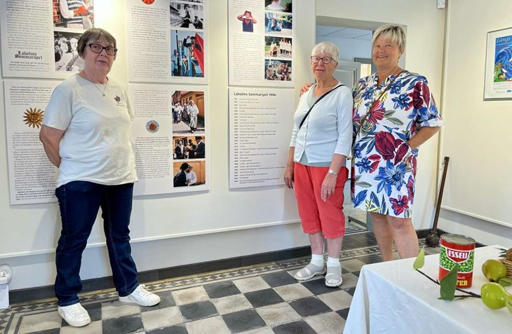 Åsa Hansson, Gun Jacobsson och Marie Thorén från Laholms sommarspel ser fram emot utställningen på rådhuset. Foto: Johan Jönsson