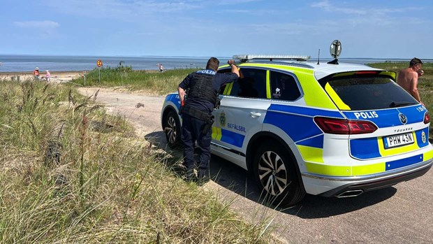 Bilstrandsaktivister öppnade bommen – polisen blockerade infarten