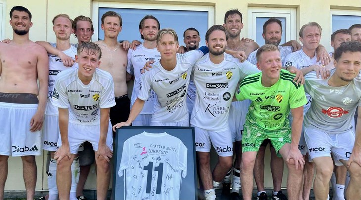 Efter matchen tackades Adam Vernersson av. LFK-kompisarna gav honom en fin tavla. Foto: Johan Jönsson