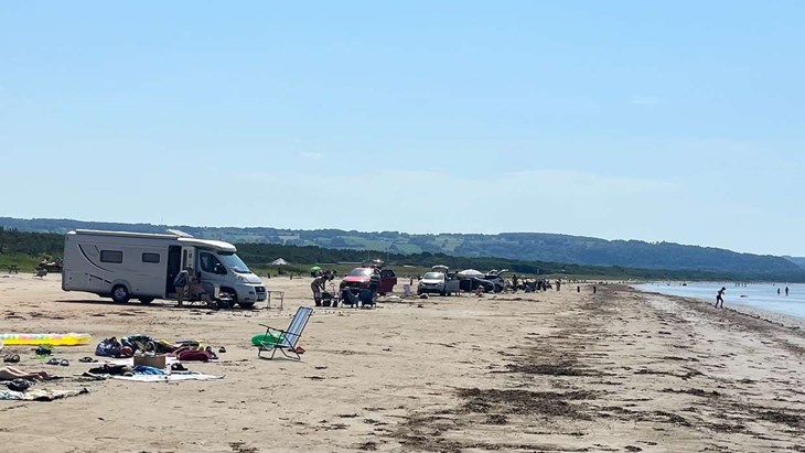 Synen var ungefär som förr. Bilar i rader snyggt uppställda längs stranden. Foto: Per Brolléus