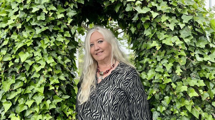 Sabina Håve trivs i Laholm. Efter ett innehållsrikt liv känns det som att hon hittat hem här. Foto: Johan Jönsson
