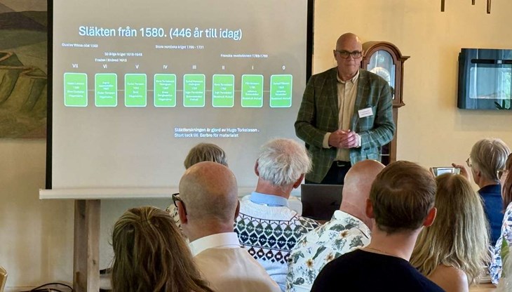 Stefan Petersson berättar om släkten på församlingshemmet i Hishult. Foto: Bengt Olof Isaksson