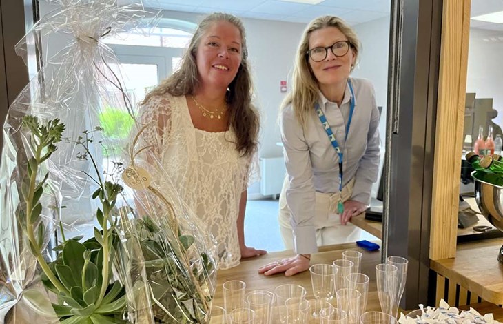 Teamledare Ann Andersson och kommunikationschef Charlotte Rafsten hälsar medborgarna välkomna till kommunes nya konaktcenter. Foto: Johan Jönsson