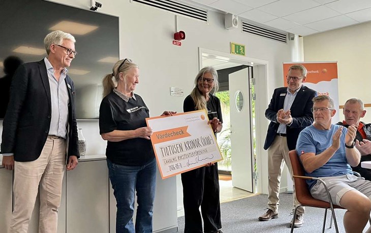 Laholms Riksteaterförening är nystartad och representeras här av Tensie Andersson och Monica Schramm. Foto: Johan Jönsson