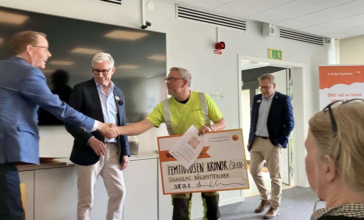 Magnus Thorsén från Lagaholms Bågskytteklubb tar emot checken. Foto: Johan Jönsson
