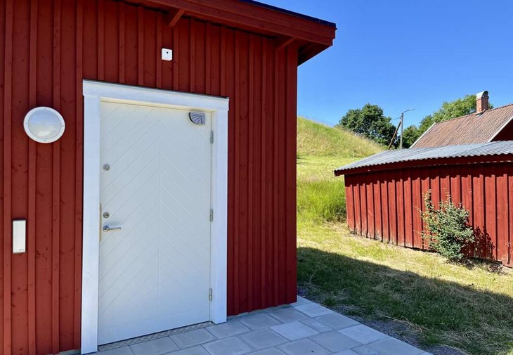 Toalettbyggnaden smälter väl in med befintlig byggnation vid den unika bronsåldersgravhögen. Foto: Johan Jönsson