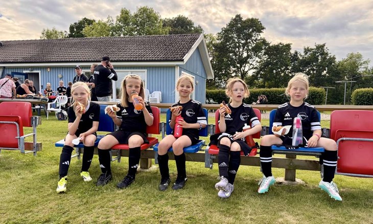 Malva Björkman, Decibelle Larsson, Iza Losonc, Molly Johansson och Stella Ljungberg (F2018) var alla överens om att det roligaste var att få skjuta på FC Lagans målvakt. Foto: Matilda Rantala