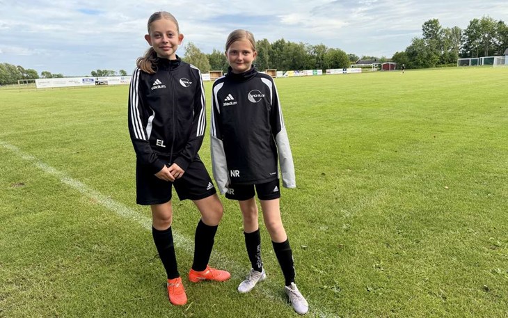 Nora Rantala och Ella Lundgren som är två av de flickorna som varit med sedan starten av flicklagen 2017 när de var 3 år gamla. Foto: Johan Jönsson