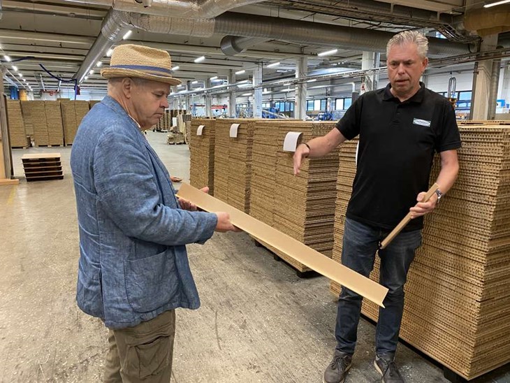 Centerpolitikerna fick en rundvandring i lokalerna. Lars-Åke Svensson tog en närmre titt på ett kantskydd. Foto: Carina Nilsson