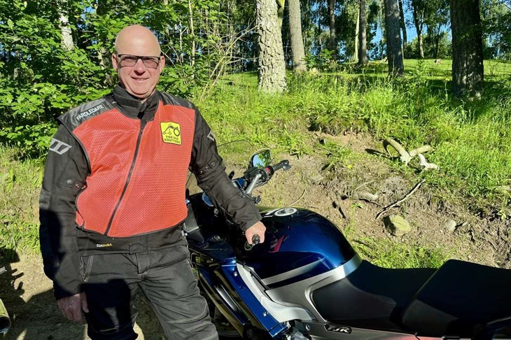 Sven-Åke ”Svenne” Eriksson hoppade in som färdledare och tog halmstadgänget på en uppskattad tur över Hjörneredssjöarna. Foto: Johan Jönsson