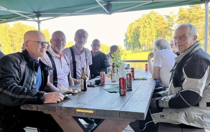 På Ahlamossen blev det hamburgare, läsk eller alkoholfri öl och gott snack för halmstadgruppen i Old knutters. Foto: Johan Jönsson