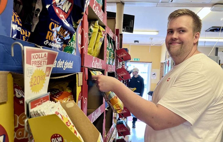 Benjamin Bengtsson rekommenderar Estrellas nya chips med smak av omtyckta dippen holiday. Foto: Johan Jönsson