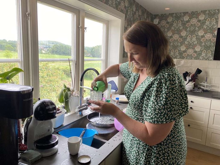Anette har smaksatt några flaskor rabarberbubbel med kanel, som ska avnjutas till jul Foto: Carina Nilsson