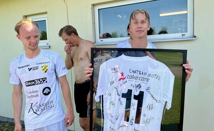 Adam Vernersson fick en tavla med sin matchtröja signerad av alla LFK-kompisar inramad som ett minne. Foto: Johan Jönsson