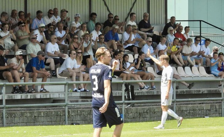 Adam Vernersson byttes ut i slutet av matchen mot Utsikten för att få publikens applåder. Foto: Johan Jönsson