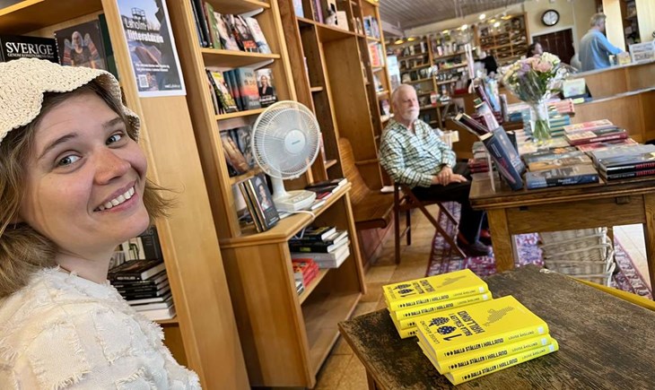Louise Åhslund signerade och sålde böcker på Lagakalaset tillsammans med Björn Hellberg, som marknadsförde sin nya deckare Friherren. Foto: Johan Jönsson