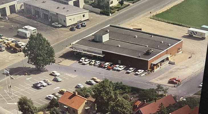 Coop, eller Skotten som butiken hette, på ett gammalt flygfoto från 1972. Butiken är utbyggd en gång sedan dess. Foto: Carina Nilsson